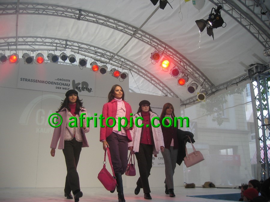 ../Images/Krefeld-Strssenmodenschau-2005 238.jpg